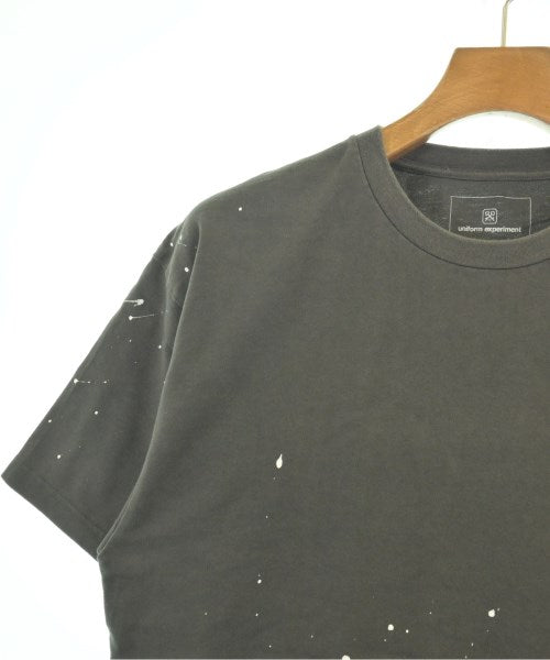 uniform experiment เสื้อยืด/เสื้อท็อปส์
