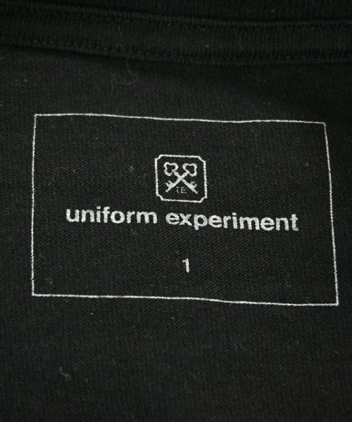 uniform experiment เสื้อยืด/เสื้อท็อปส์