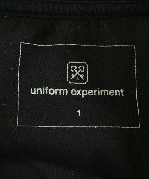 uniform experiment เสื้อยืด/เสื้อท็อปส์