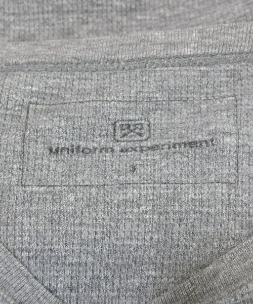 uniform experiment เสื้อยืด/เสื้อท็อปส์