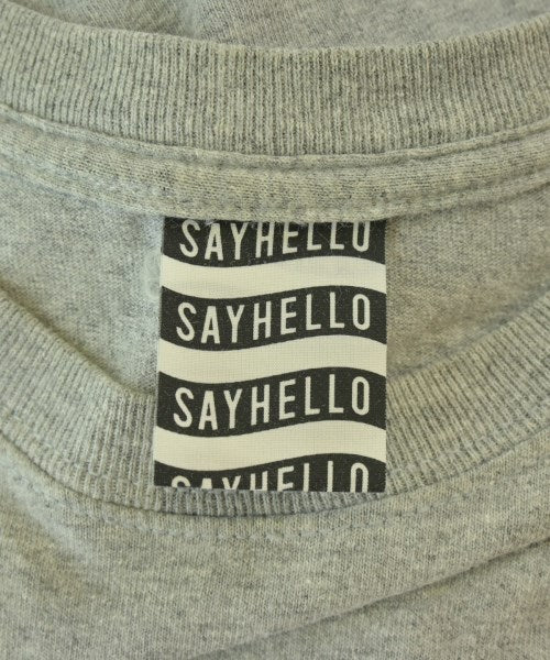 SAYHELLO เสื้อยืด/เสื้อท็อปส์