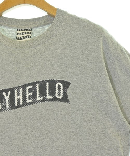 SAYHELLO เสื้อยืด/เสื้อท็อปส์