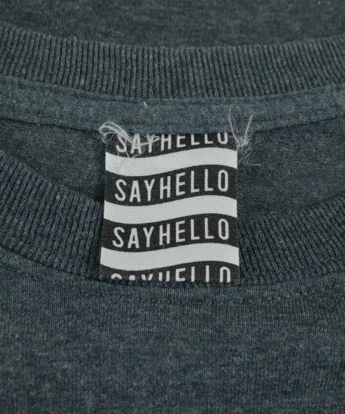 SAYHELLO เสื้อยืด/เสื้อท็อปส์