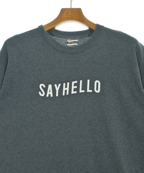 SAYHELLO เสื้อยืด/เสื้อท็อปส์