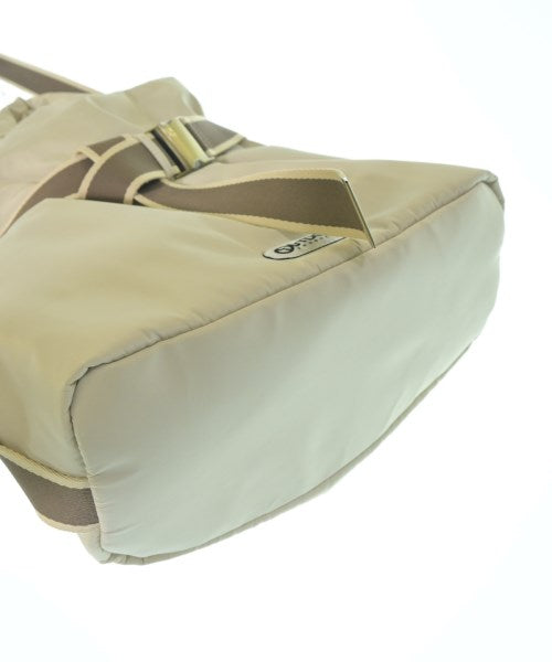 OUTDOOR products กระเป๋าถือขนาดใหญ่