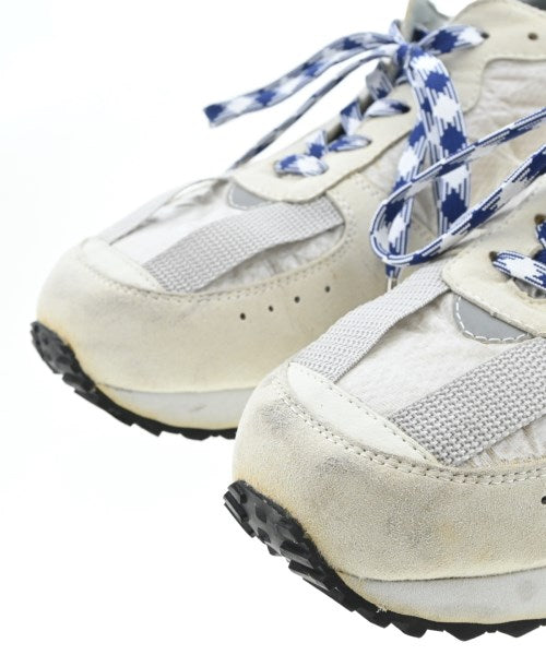 F/CE. รองเท้าผ้าใบ