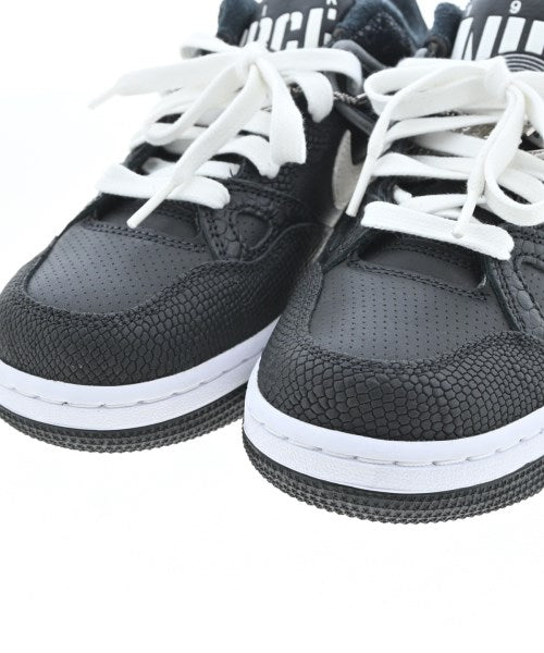 NIKE รองเท้าผ้าใบ