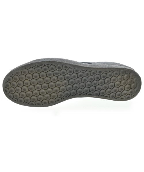 adidas รองเท้าผ้าใบ