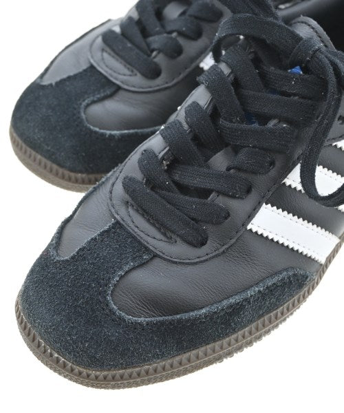 adidas รองเท้าผ้าใบ