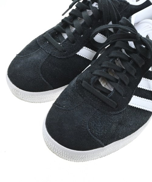 adidas รองเท้าผ้าใบ