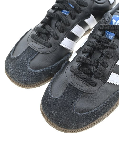 adidas รองเท้าผ้าใบ
