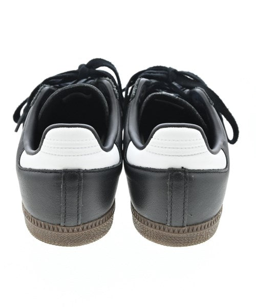 adidas รองเท้าผ้าใบ