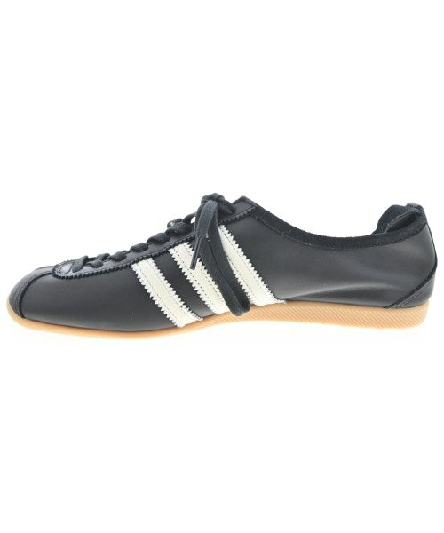 adidas รองเท้าผ้าใบ