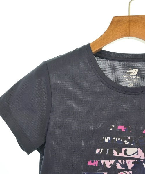 New Balance เสื้อยืด/เสื้อท็อปส์
