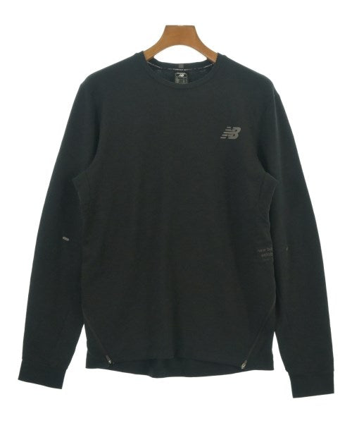 New Balance เสื้อยืด/เสื้อท็อปส์