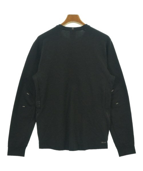 New Balance เสื้อยืด/เสื้อท็อปส์