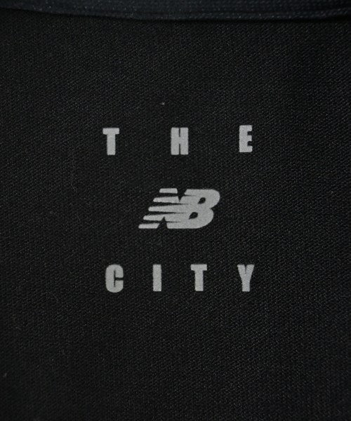 New Balance เสื้อยืด/เสื้อท็อปส์