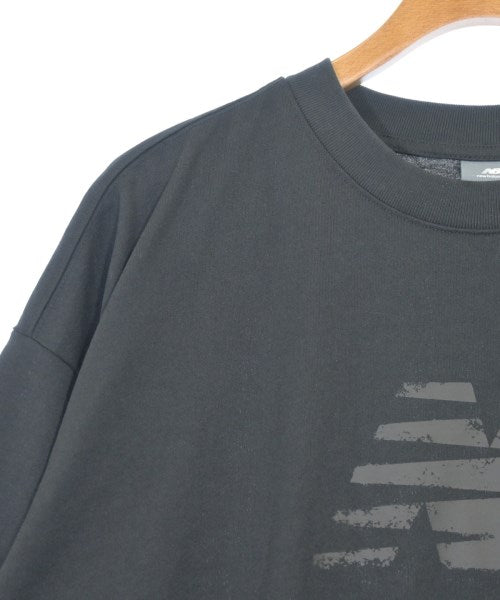 New Balance เสื้อยืด/เสื้อท็อปส์
