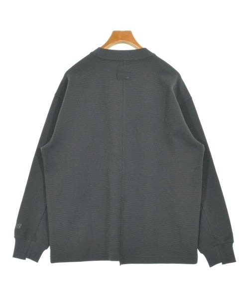 New Balance เสื้อยืด/เสื้อท็อปส์