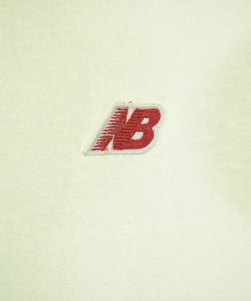 New Balance เสื้อยืด/เสื้อท็อปส์