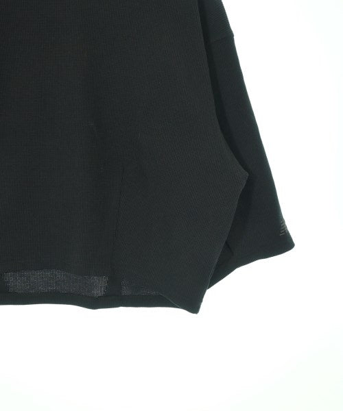 New Balance เสื้อยืด/เสื้อท็อปส์
