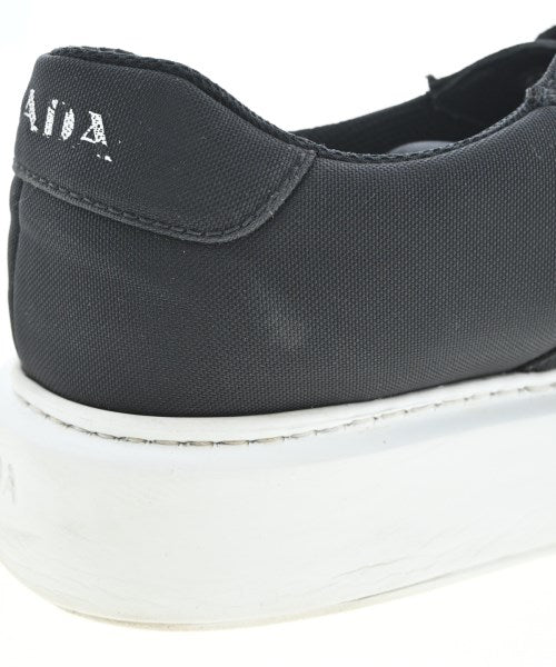 PRADA รองเท้าผ้าใบ