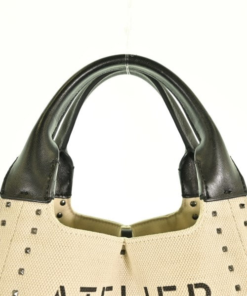 VALENTINO GARAVANI กระเป๋าถือขนาดใหญ่