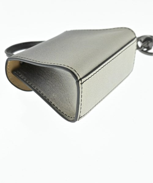 DELVAUX เครื่องประดับบนกระเป๋า