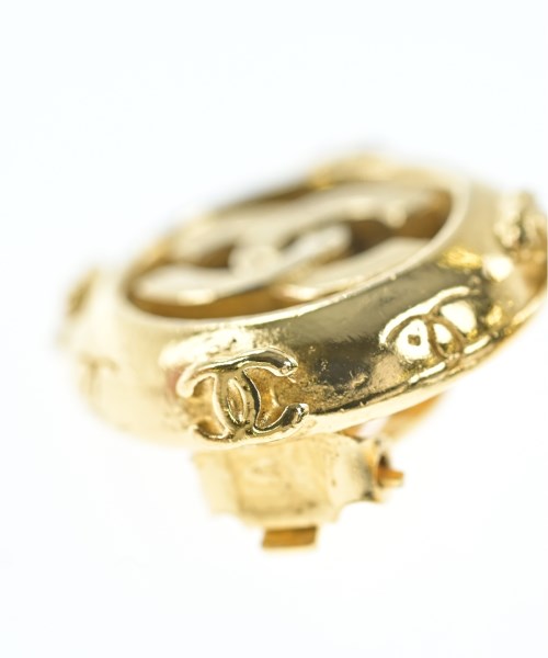 CHANEL เจาะ