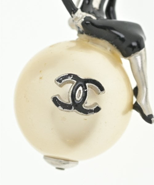CHANEL เข็มกลัด/ดอกไม้ติดเสื้อ