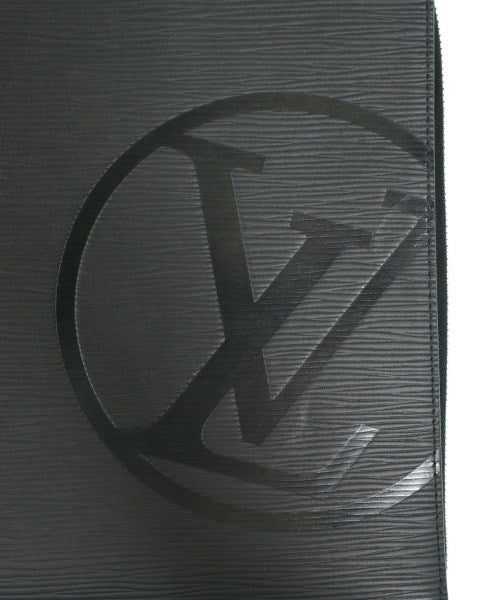 LOUIS VUITTON คลัตช์