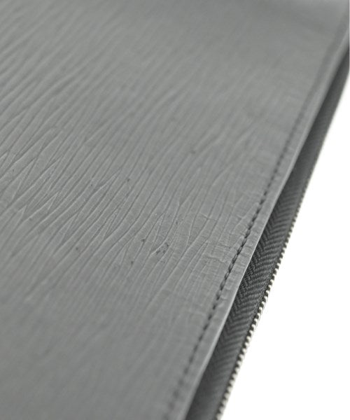 LOUIS VUITTON คลัตช์