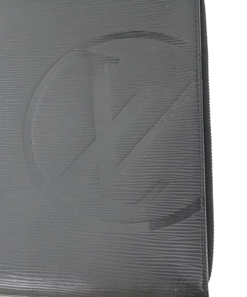 LOUIS VUITTON คลัตช์