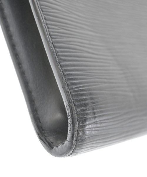 LOUIS VUITTON คลัตช์