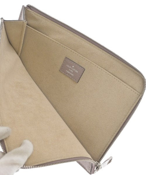 LOUIS VUITTON คลัตช์