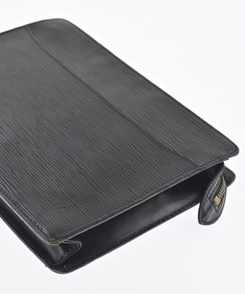 LOUIS VUITTON คลัตช์