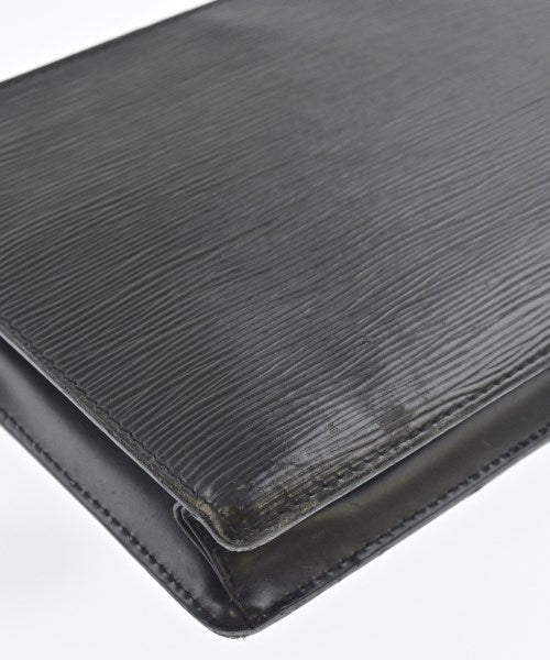 LOUIS VUITTON คลัตช์
