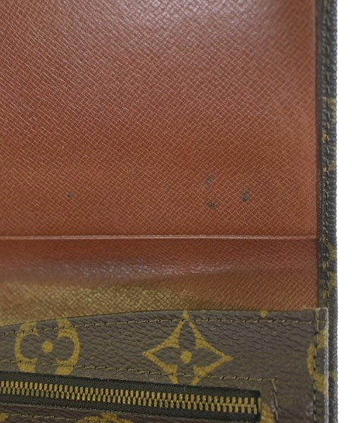 LOUIS VUITTON คลัตช์