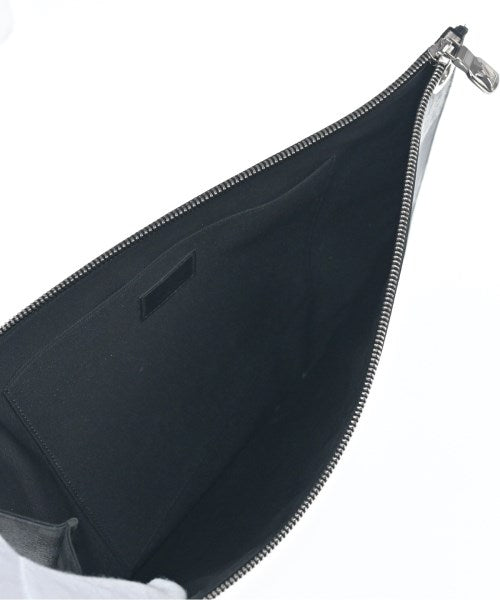 LOUIS VUITTON คลัตช์