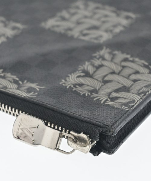 LOUIS VUITTON คลัตช์