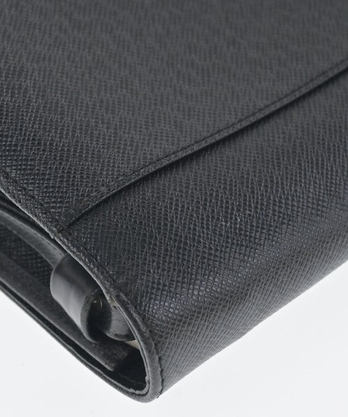 LOUIS VUITTON คลัตช์