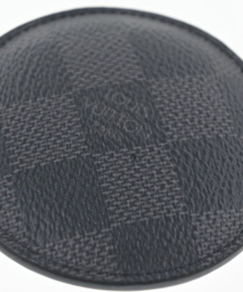 LOUIS VUITTON เครื่องประดับบนกระเป๋า