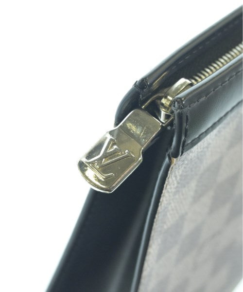 LOUIS VUITTON คลัตช์