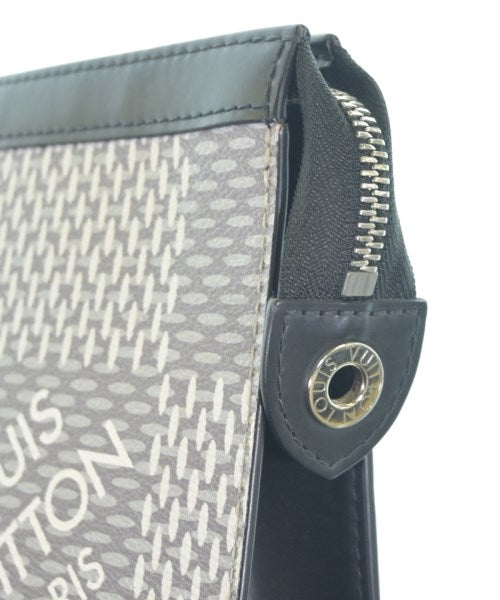 LOUIS VUITTON คลัตช์