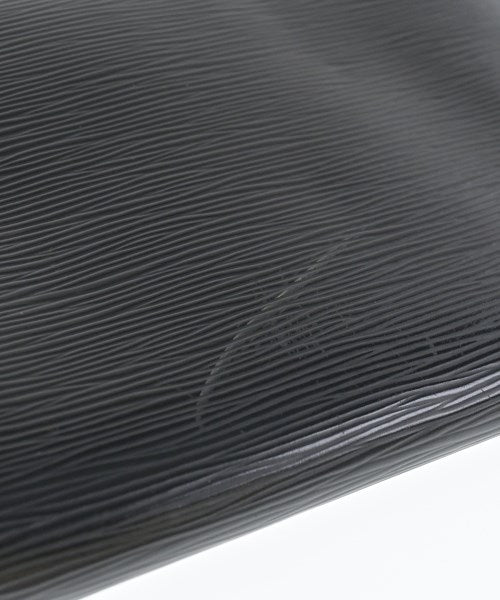 LOUIS VUITTON คลัตช์