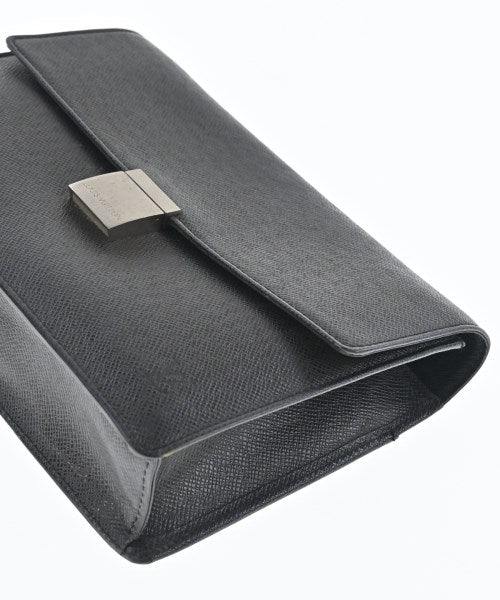 LOUIS VUITTON คลัตช์