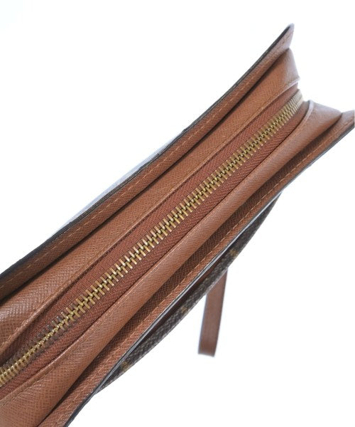 LOUIS VUITTON คลัตช์