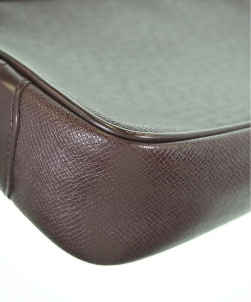 LOUIS VUITTON คลัตช์