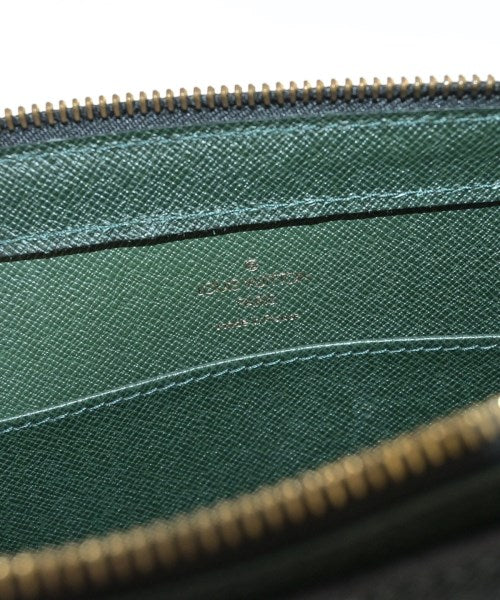 LOUIS VUITTON คลัตช์