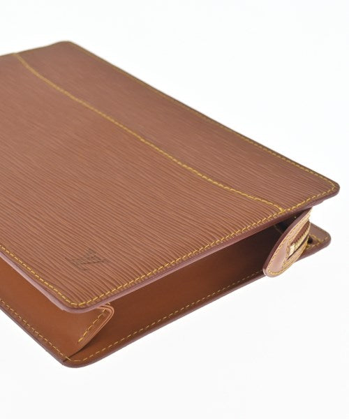 LOUIS VUITTON คลัตช์